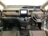 車内は光触媒抗菌消臭施工済です。インパネ周りはスタイリッシュなデザインで機能や装備も充実しています。グローブボックスやカップホルダーのほかにトレーなどたくさんの収納スペースが付いています。