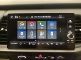 HondaCONNECT対応の便利なナビディスプレー。お持ちのスマートフォンと連携して、ナビやBluetoothでの音楽再生が可能です。デザインはもちろん、操作性も良好です。