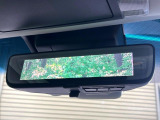 【デジタルインナーミラー】後席の大きな荷物や同乗者で後方が確認しづらい時でも安心!カメラが撮影した車両後方の映像をルームミラー内に表示。クリアな視界で状況の確認が可能です!