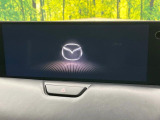 【12.3インチマツダコネクト】車内の雰囲気にマッチした大型ディスプレイ。スマホ接続でのナビ使用やBluetooth再生等、様々な機能が楽しめます。直感的なダイヤル操作が可能で、使い勝手も良好です。