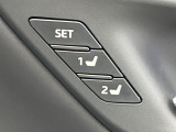 【メモリー機能付きパワーシート】ドライバーごとに設定したシート位置を記憶して、ボタン一つで切り替えできる便利な機能!運転する方が複数名いらっしゃるご家庭におすすめです♪