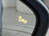 ブラインドスポットモニター装備。隣車線を走る車両を検知。ドアミラーでは確認しにくい後、側方エリアに存在する車両や急接近してくる車両も検知しドアミラーに搭載されたLEDインジケーターが点灯します。