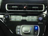 オートエアコンを装備しておりますので、四季を通じて車内を快適な温度に保つことが出来ます!高級感が有りますね!