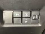 ハンドルの右側にはヘットライトリベライザーとVSA(ABS+TCS+横滑り抑制)の解除スイッチがついています。ヘッドライトリベライザーは道路状況や積荷の加重に応じてライトの高さを調節できます。