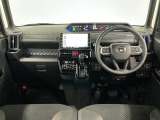 【インパネ】運転のしやすさを最優先に設計された見晴らしの良いフロントビュー。車両間隔が掴みやすく狭い道でも安心♪「安全」と「品質」を最優先に、安心してお乗りいただけるクルマを提供いたします。