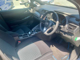 運転席も広々とゆったりしております。アームレストも装備しており快適にドライブしていただけます。ヒーター付きシートです