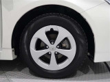 樹脂キャップ付きアルミホイールを装備、タイヤサイズは195/65R15です。