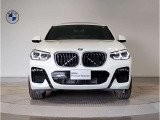 【キドニーグリル】BMWは約90年もの間、ほぼ全ての車両にひと目でBMWだと分かるこの特徴的なフロントグリルが備えられ、デザイン・アイコンとして親しまれてきました。