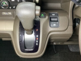 CVT車のセレクトレバーです。低速から高速まで、変速ショックのないスムーズな走りと、エンジン効率のよい領域を維持して燃費にも貢献します。サイドブレーキはスイッチ操作の電子制御パーキングブレーキです。