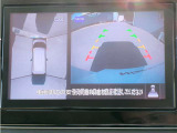 リバースにシフトするとまるで上空から見下ろしているような感じにナビゲーション画面に映し出します