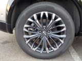 オプション仕様の日産純正アルミホイ-ル付きです。タイヤサイズは235/55R19です。
