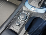 マツダコネクトを操作するコマンダーコントロールです。運転中に自然と手の触れる位置に配置されています。