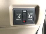 【両側パワースライドドア】両側がパワースライドドアになっており、運転席のスイッチやスマートキーでも開閉が可能です!開口部も広いので乗り降りも楽々♪