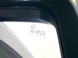 【ブラインドスポットワーニング】走行中、ドアミラーの死角になりやすい箇所に後続車が接近するとサイドミラー付近に警告を表示、ドライバーに注意喚起をしてくれます。
