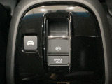 電子制御パーキングブレーキがあります。スイッチひとつで、停車した地点の傾斜などをシステムが検知・判断してブレーキ力を自動的に最適制御し、しっかり停車できるパーキングシステムです。