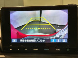 リバースギアに入れるだけで後方の表示へ切り替わります。夜間や雨の日の駐車も楽になりますよ。