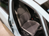 程よい硬さとホールド性が高いシートで長時間運転も快適です。