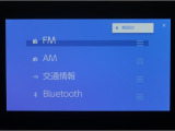 ディスプレイオーディオを装備。スマートフォンと車を繋ぐことで、これまでのナビに加えて色々なサービスが楽しめます。