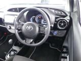 【運転席まわり】・・・ハンドルやシートなども隅々までクリーニング済み。キレイな車内でドライブがより一層快適にお楽しみいただけると思います。