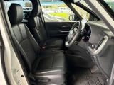 運転席の画像です。足元やシートまわりに余裕があり、リラックスした姿勢で運転が可能です。視界も良好で操作系へのアクセスもしやすく、快適で安心感のあるドライブをサポートします。