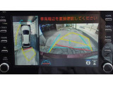 パノラミックビューモニター付きです。車両を上から見たような映像をディスプレイオーディオ画面に表示。運転席からの目視だけでは見にくい、車両周辺の状況をリアルタイムでしっかり確認できます。