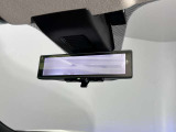 スマートルームミラーで後方の映像がルームミラーで確認できます。