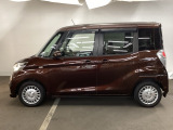 狭い駐車場でも、スライドドアならチャイルドシートへのお子さまの乗降や荷物の積載もスムーズ。とても便利な【助手席側。電動スライドドア】ドアハンドを少し引くだけでリアドアが自動開閉します。
