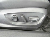 運転席電動シートは、シートポジションを細かく調整できるので長時間の運転もリラックスできますね。