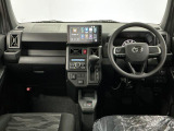【インパネ】運転のしやすさを最優先に設計された見晴らしの良いフロントビュー。車両間隔が掴みやすく狭い道でも安心♪「安全」と「品質」を最優先に、安心してお乗りいただけるクルマを提供いたします。