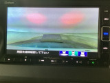 【バックカメラ】運転が苦手な方も車庫入れラクラクです!ギアをリバースに入れれば自動的に切り換わりますので、面倒な操作は不要です♪狭い駐車場もお車を傷つけず安心ですね!