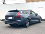 北欧流のラグジュアリーを体現したV60。伝統的なスカンジナビアン・デザインを継承しながら、躍動感にあふれ優雅な雰囲気を身にまとう、新しい潮流を具現化したスタイリングです。