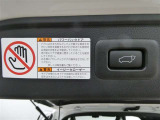 後ろが狭くてもサッと積める。途中で止められる安心のバックドア。後ろの駐車スペースが狭い時に重宝しますよ♪