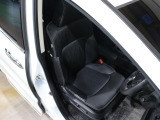 程よい硬さとホールド性が高いシートで長時間運転も快適です。