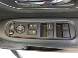 ドアミラーのスイッチは運転席ドアにあります。