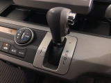CVT車のセレクトレバーです。低速から高速まで、変速ショックのないスムーズな走りを実現するとともに、エンジン効率のよい領域を維持することで燃費にも貢献します。