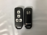 スマートキー付きですからドアロックの開閉およびエンジンスタートが楽々です。電動スライドドアの開け閉めもボタンで操作できます。スペアキーも同じものを用意しております。