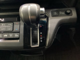CVT車のセレクトレバーです。低速から高速まで、変速ショックのないスムーズな走りを実現するとともに、エンジン効率のよい領域を維持することで燃費にも貢献します。