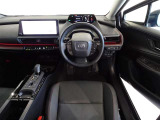 革巻きステアリングで快適な操作性の運転席です。