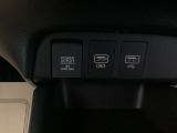 【アクセサリーソケット(電源ソケット)】電源からケーブルをつなげば、スマートフォンなどの電子機器の充電などを行うことができます!ゲーム機器や、カメラの充電にも便利ですね。