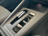 Pレンジ独立型セレクタレバー&エレクトロニックパーキングブレーキ。スイッチ操作で簡単に扱える先進装備でスマートなドライブをサポートします。