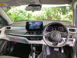 ご覧のように、視界が広く運転しやすいように設計されています。また、フルオートエアコンで快適です。