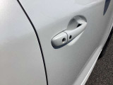 スマートキーを所持している状態でロックボタンを押すと、車両すべてのドアの解錠や施錠を行うことが出来ます。