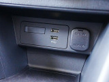 CD/DVD再生プレーヤーは装備されておりませんがフルセグTVチューナー、USB端子やブルートゥースオーディオは備えています。