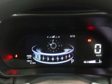 スタイリッシュなデザインのインパネ。各操作スイッチは使いやすい位置に配置されてます。