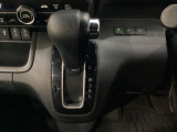 CVT車のセレクトレバーです。低速から高速まで、変速ショックのないスムーズな走りを実現するとともに、エンジン効率のよい領域を維持することで燃費にも貢献します。