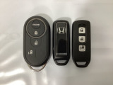 スマートキー付きですからドアロックの開閉およびエンジンスタートが楽々です。電動スライドドアの開け閉めもボタンで操作できます。加えて、純正リモコンエンジンスターター用の操作キーもついています。