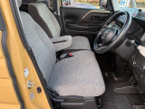 運転席シートです。前後、リクライニング調整だけでなく上下の高さも調整が可能です。視点の高さをお好みで変えられるので安全な運転にもつながります。