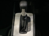 CVT車のセレクトレバーです。低速から高速まで、変速ショックのないスムーズな走りと、エンジン効率のよい領域を維持して燃費にも貢献します。