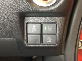 Hondaセンシング用の、VSA(ABS+TCS+横滑り抑制)解除と路外逸脱抑制機能のオンオフスイッチなどはハンドルの右側に装備しています。