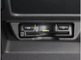 高速道路の利用に便利なETCも装備しております!オプションのビルトインカバーで運転席右側にすっきりと装備されており、カードの抜き差しもしやすいです!!